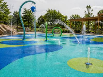 Splash pad finished in blue rubber surfacing
